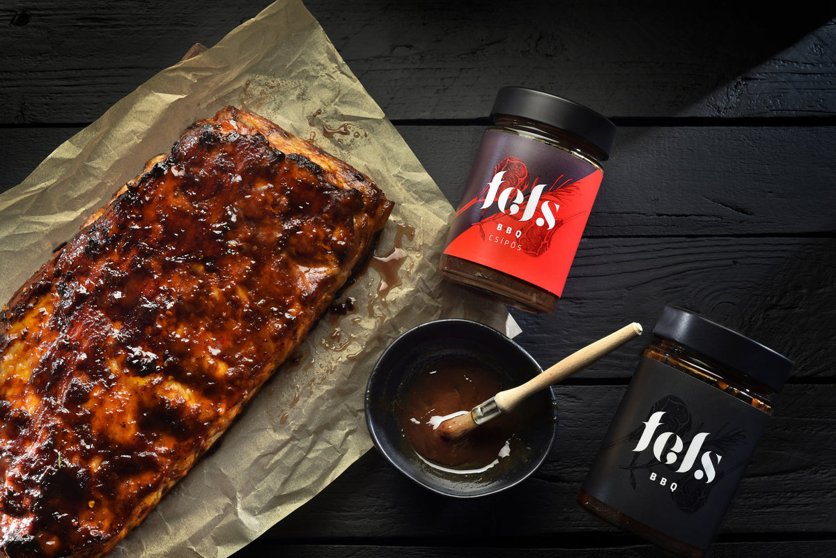 Omlós BBQ oldalas ragacsos mázzal bekenve és FELS BBQ szószok kenőecsettel – sertéshús grill receptek