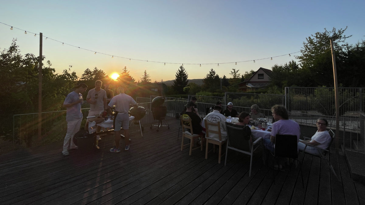 Kerti grill party a teraszon naplementében – baráti társaság szabadtéri sütögetése és vacsorája